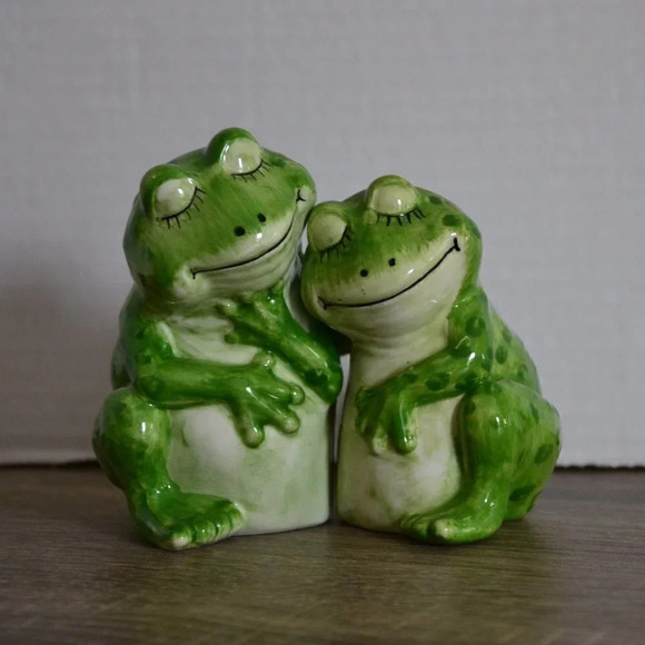 Frog Salt and Pepper  Shakers - Picture 1 of 9